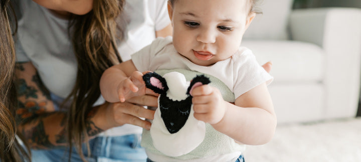 Infant holding a Gripebelt