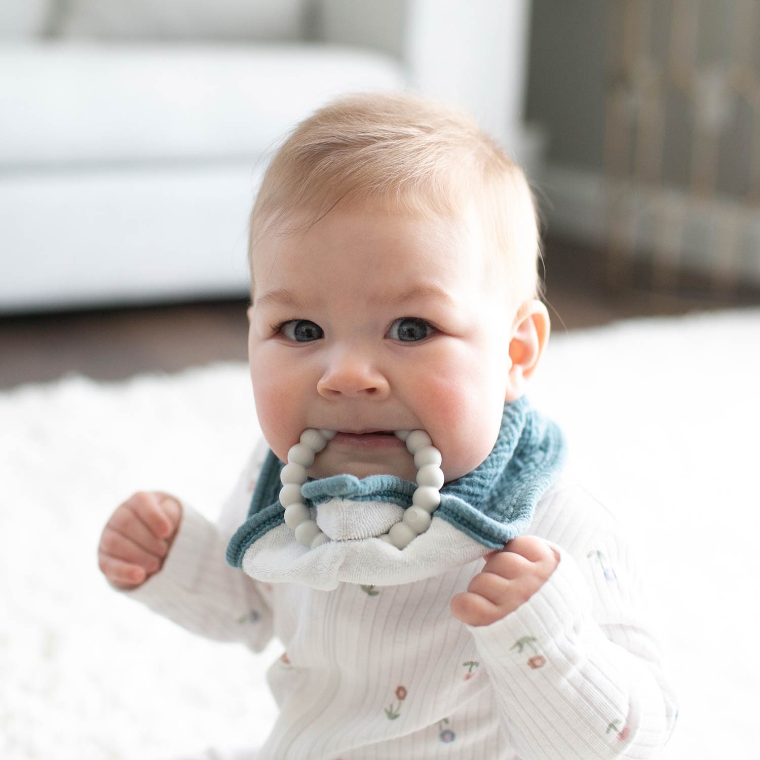 アクセサリー Bebe Dr. Brown's® Muslin Bandana Bibs with Flexees™ Beaded Teether Ring