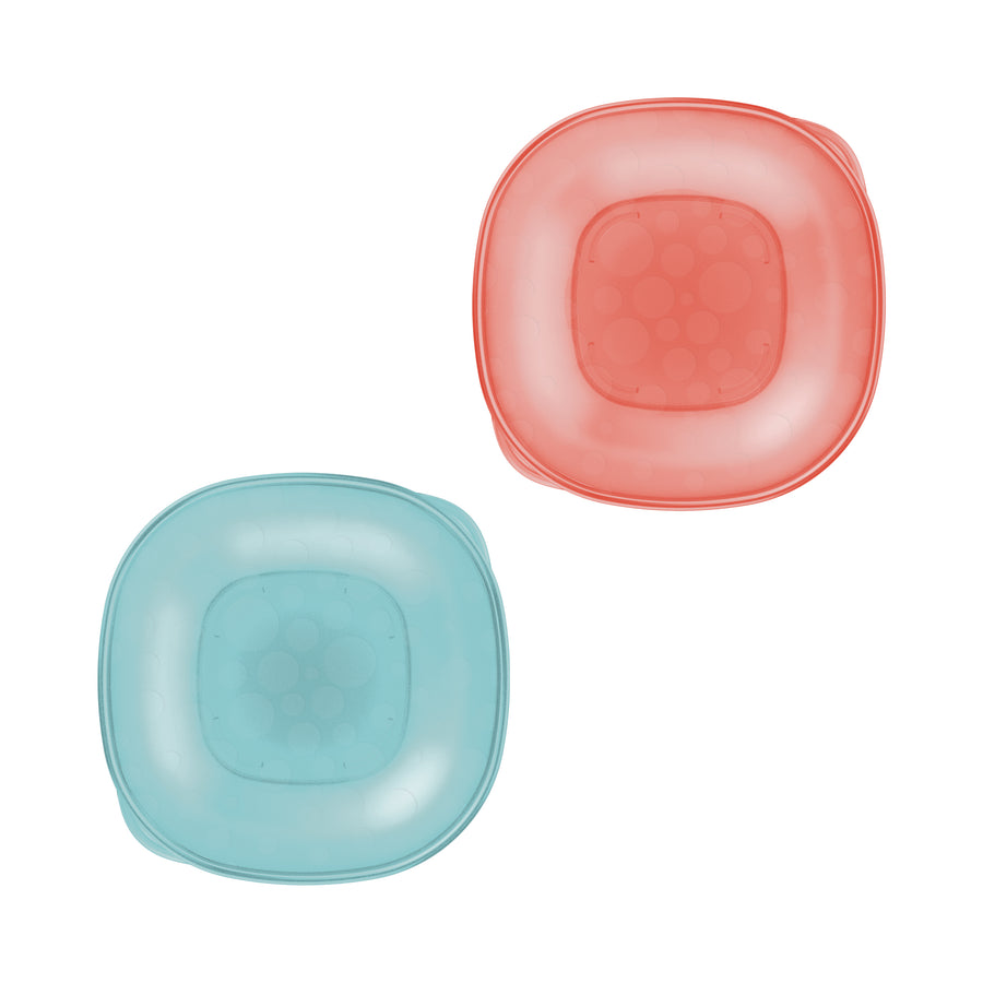 Dr. Brown's Scoop-a-Bowl 2-Pack features two square, plastic lids—one teal and one red—that are ideal for sealing in freshness. These lids, designed with rounded corners and a central circular pattern, are perfect for pairing with your Dr. Brown's Scoop-a-Bowl or when spoon-feeding purees to your baby. They are displayed diagonally on a white background.