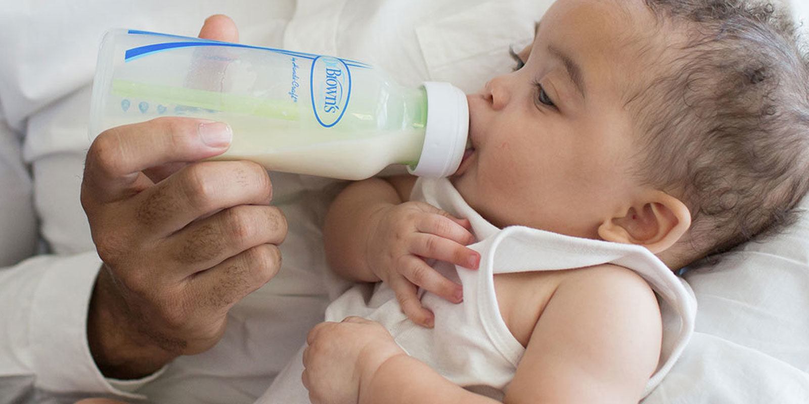 right way to feed baby from bottle